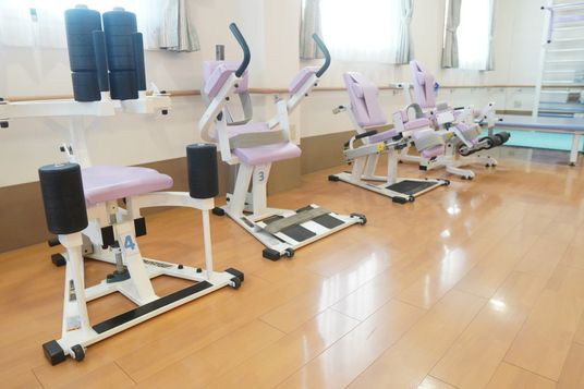 リハビリ機器が並ぶ部屋