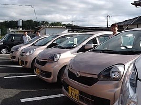 駐車場に並ぶ車両  