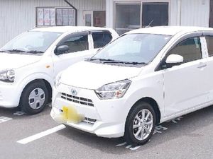 送迎車が並ぶ外観  
