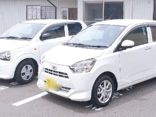 送迎車が並ぶ外観  
