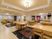 広い食堂の室内  