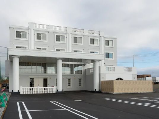 白い外観の建物  