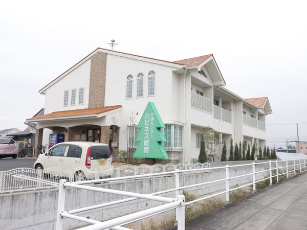 広々した建物のエクステリア