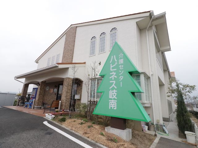 清潔感のある建物外観 外観 落ち着いた色合いの建物前は、訪れる心地よい環境が整えられています。新たな職場として魅力的な空間です。