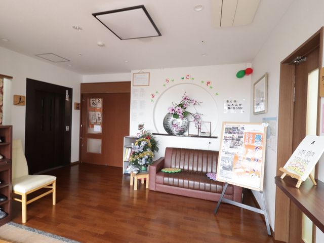 共用スペースの居心地の良さ 玄関 居心地が良く、温かみのあるロビーです。利用者がくつろぐ姿を想像して、ゆったりとした時間を過ごすことができる空間が広がっています。