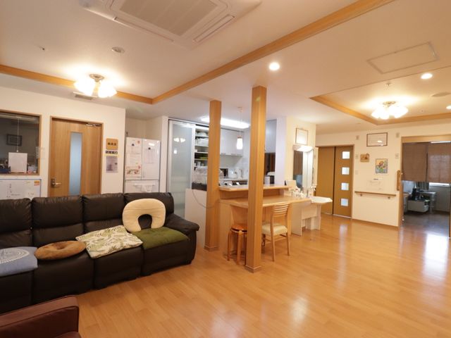 居心地の良いラウンジ空間 リビング 広々としたラウンジは、ゆったりとしたソファが配置され、日々の憩いのひとときを提供します。木の温もりあふれる設計が、落ち着いた雰囲気を醸し出しています。