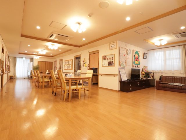 温かみのある共有リビング リビング 広々とした空間で機能的なリビングです。ソファやテーブルが配置され、共有の娯楽設備が充実しており、日々の憩いの場となっています。