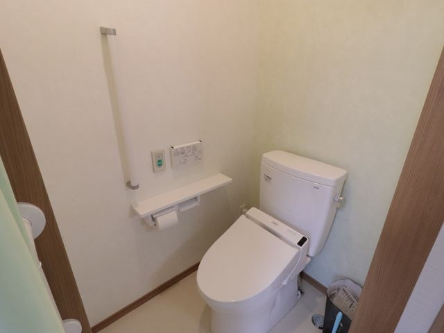 バリアフリー設計のトイレ トイレ 手すり付きで安全性を考慮した清潔なトイレ空間です。快適にご利用いただけるように配慮されています。