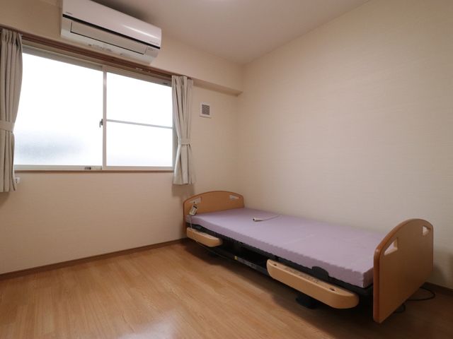 シンプルな居室 居室 広々とした居室は日当たりが良く、清潔感のある空間です。自分の好きな家具を配置して、心地よい生活を送ることができます。
