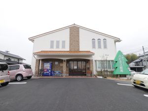 白い壁の建物エントランス