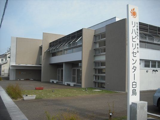 看板が立つエントランス