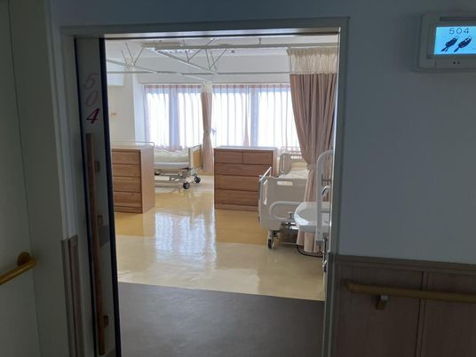 明るい居室の出入口  