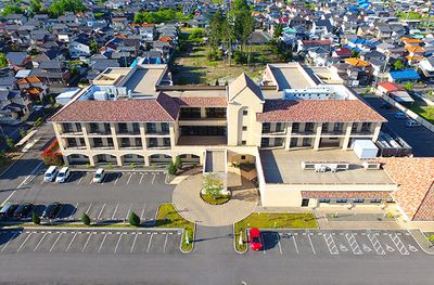 車椅子も利用可能な施設外観