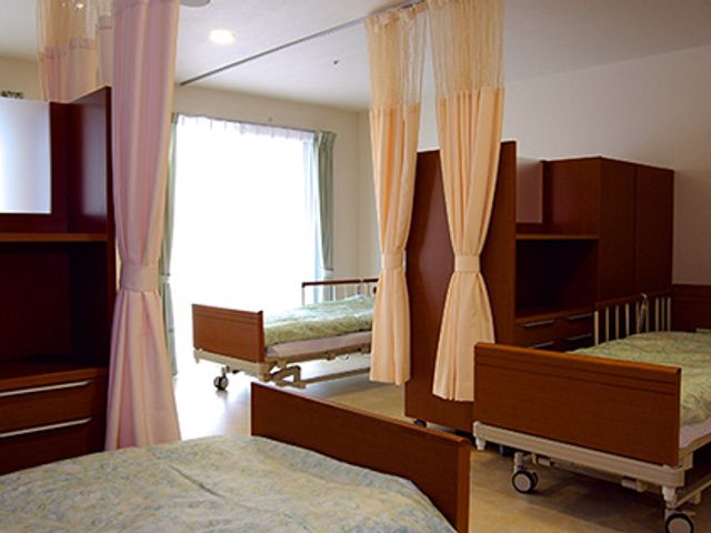 明るい居室 居室 自然光がたっぷり入る居室です。カーテンで仕切れるプライベートな空間が確保されています。