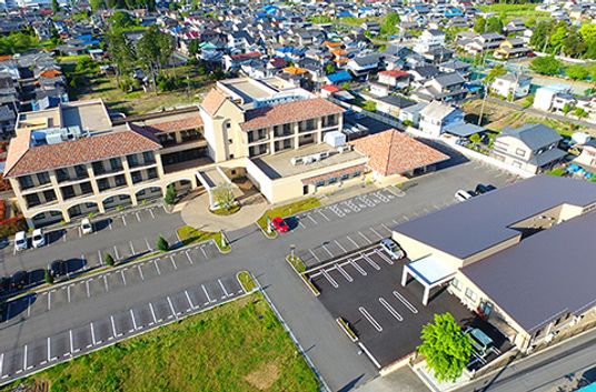 広い駐車場の外観