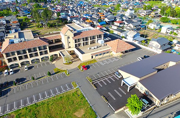 広い駐車場の外観
