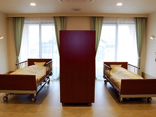 明るい部屋の居室 居室 自然光が差し込む明るい空間の居室です。快適な環境で日々を過ごせます。