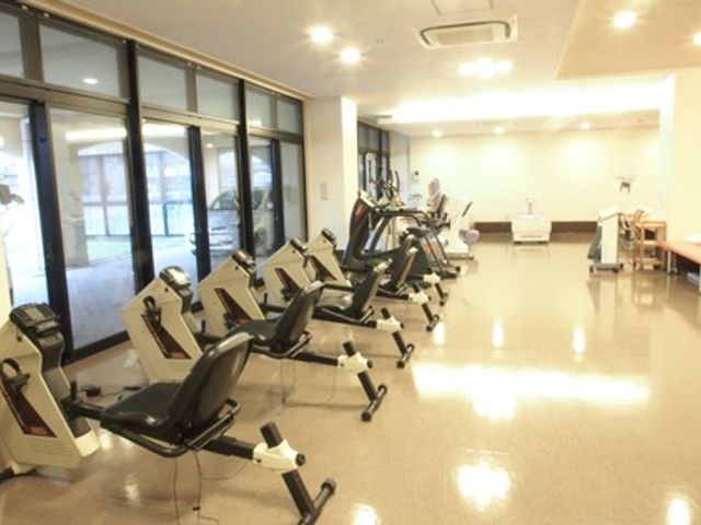 広々とした機能訓練室 機能訓練室 自然光を取り入れた明るい空間で、最新の器具が揃った充実した環境の機能訓練室です。