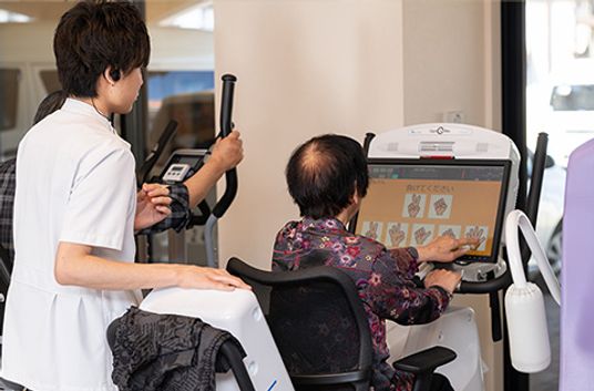 機能訓練室での運動