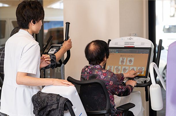 機能訓練室での運動
