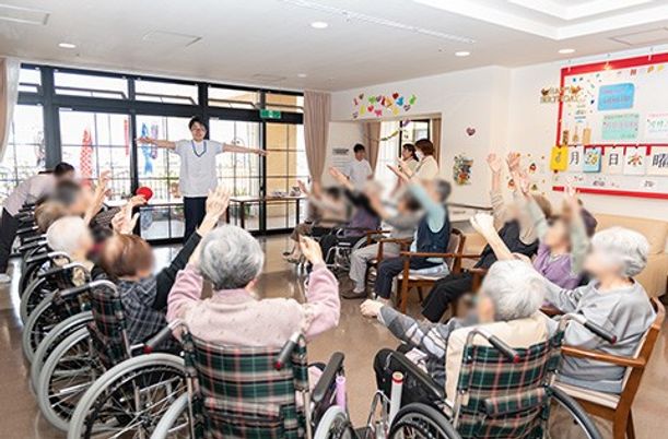 体操する人たちの室内