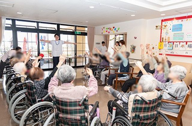 体操する人たちの室内