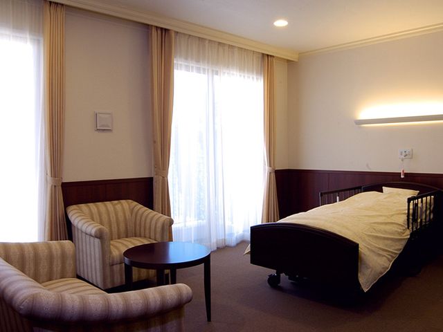 窓際の居室 居室 自然光がたっぷり入る居室です。快適にくつろげる広々とした空間となっています。