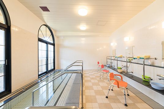 自然光が差し込む浴室