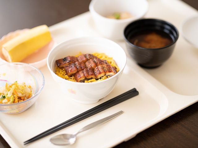 美味しそうな料理の盛り付け 食堂 食事の質が高く、栄養バランスの取れた美味しい料理を楽しめます。
