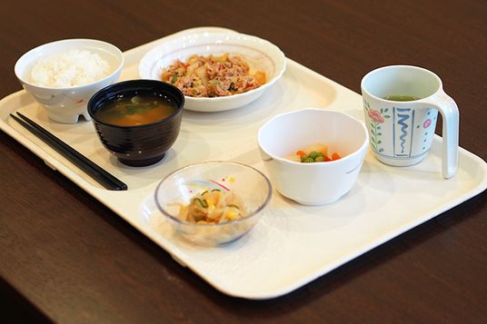 健康的な食事のトレー