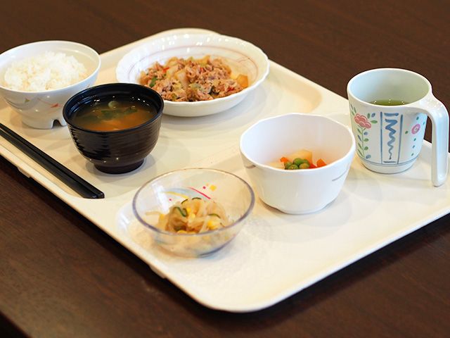 健康的な食事のトレー ダイニングルーム 栄養バランスを考えた食事が提供されており、食事の楽しみをサポートします。