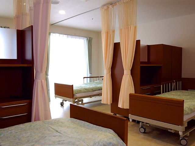 自然光が差し込む居室 居室 自然光がたっぷり入る居室で、プライバシーを保てる個別のカーテンが設置されています。