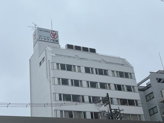 松園の建物外観 外観   白い外壁の建物で、上部に施設名の看板が見えます。窓が横に並び、落ち着いた雰囲気です。