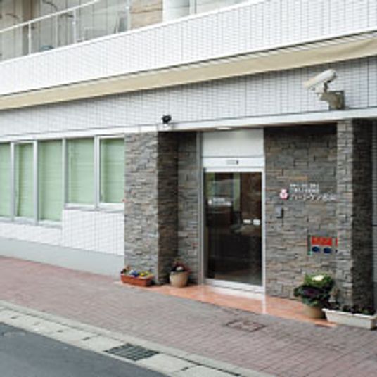 施設のエントランス