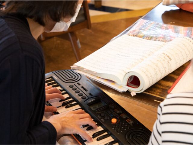 楽しむ演奏の場 ラウンジ 演奏を楽しむ様子で、和やかな空気が広がっています。交流とリラックスのひとときです。