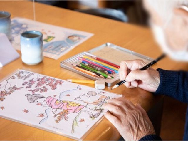 ぬり絵を楽しむひととき ダイニングルーム   幅広い年代の方がぬり絵を楽しみ、手指の運動が自然にできる空間です。和やかな時間が流れます。
