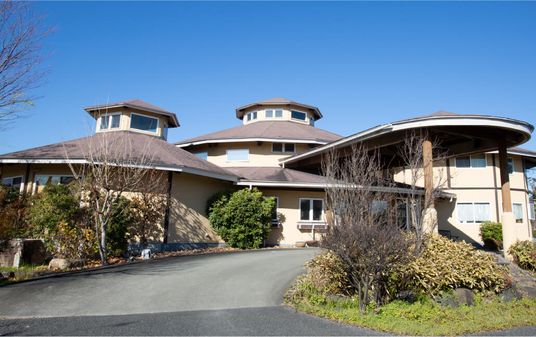 円形の建物外観