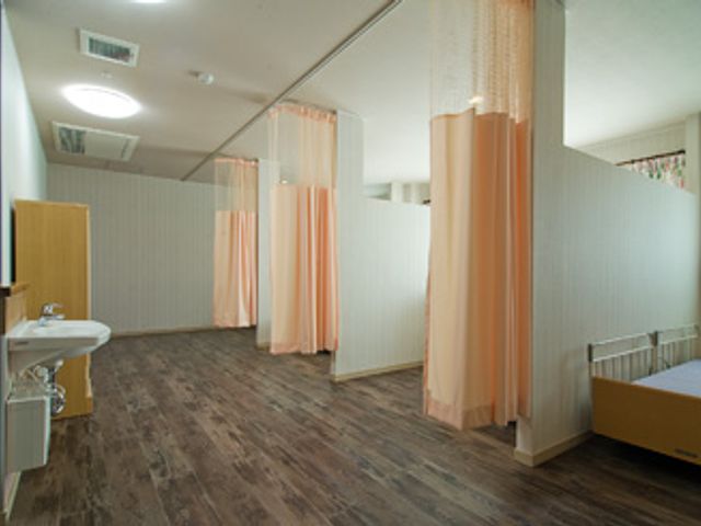 木目調の洗面台部屋 居室   ナチュラルな木目調の温かみある空間です。パーテーションでプライバシーが確保されています。