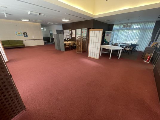 広い空間のラウンジ