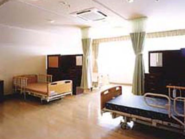 明るい居室 居室 広々とした空間で自然光がたっぷり入ります。ベッドを配置しやすいレイアウトです。