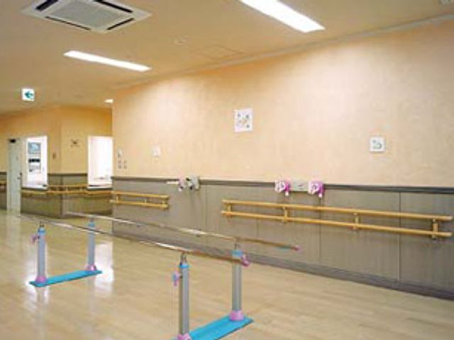 練習用の機能訓練室 機能訓練室 広々とした機能訓練室です。手すりやバランスバーが設置され、リハビリに適した環境です。