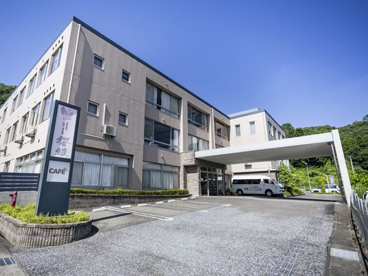 広々とした建物の外観