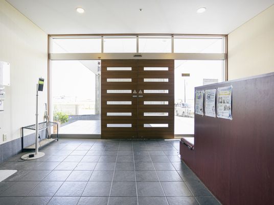 光が差し込む出入口