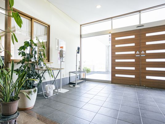 明るい入口のエントランス