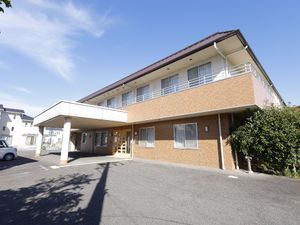 日差しの中のゆったり外観
