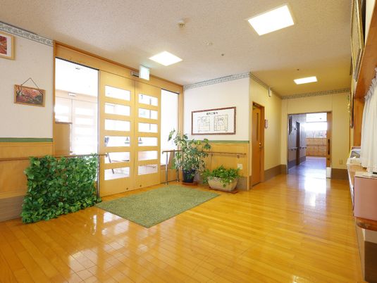 明るい廊下末尾の入口
