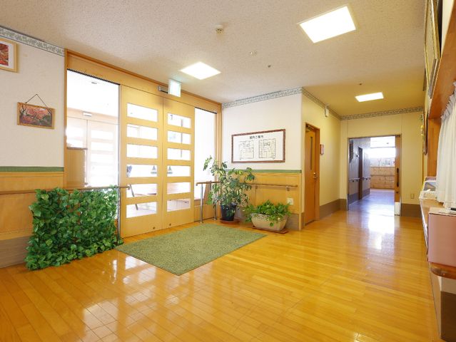明るい廊下末尾の入口