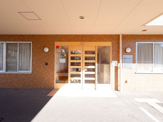 施設の写真 白い扉の玄関
