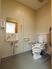 サムネイル 施設の写真 白が基調のトイレ