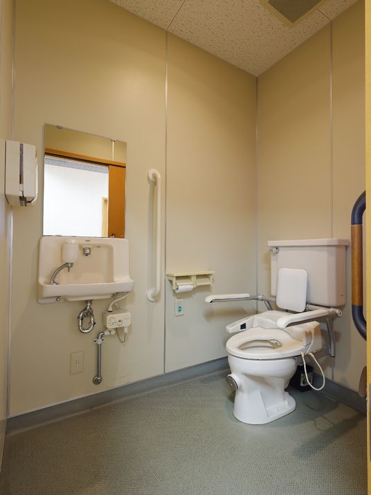 施設の写真 白が基調のトイレ